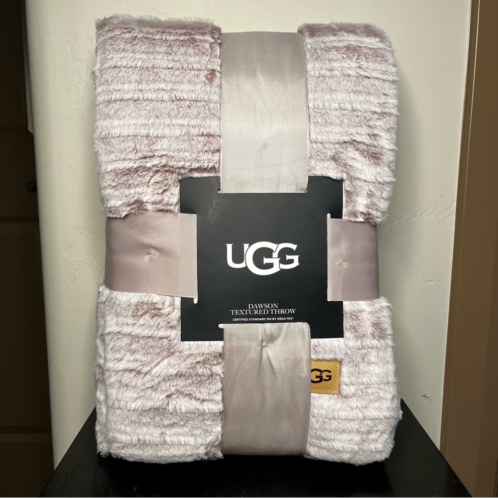 UGG Dawson 50 x 70 Luxury Faux Fur Soft Textured Throw Blanket Color Cliff NWT